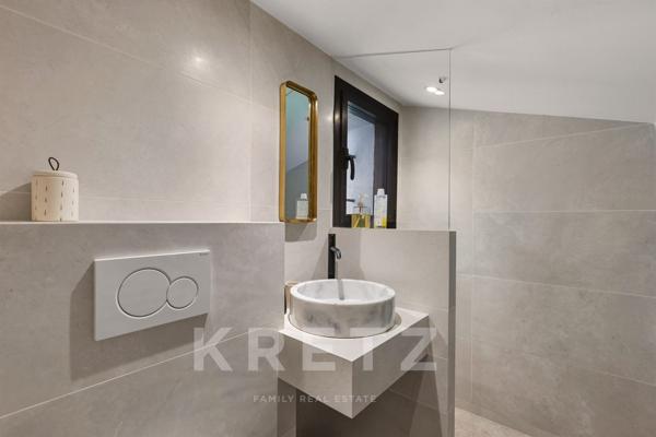 ANTIBES – MAISON D'ARCHITECTE AVEC PISCINE, JARDIN EXOTIQUE ET APERÇU MER