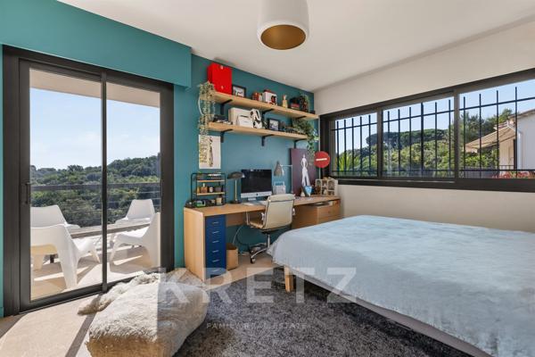 ANTIBES – MAISON D'ARCHITECTE AVEC PISCINE, JARDIN EXOTIQUE ET APERÇU MER