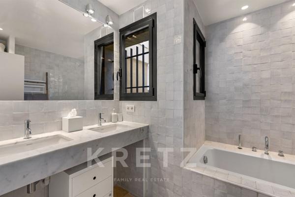 ANTIBES – MAISON D'ARCHITECTE AVEC PISCINE, JARDIN EXOTIQUE ET APERÇU MER