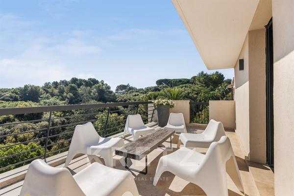 ANTIBES – MAISON D'ARCHITECTE AVEC PISCINE, JARDIN EXOTIQUE ET APERÇU MER