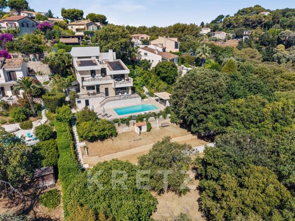 ANTIBES – MAISON D'ARCHITECTE AVEC PISCINE, JARDIN EXOTIQUE ET APERÇU MER