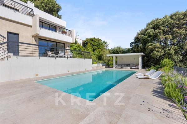 ANTIBES – MAISON D'ARCHITECTE AVEC PISCINE, JARDIN EXOTIQUE ET APERÇU MER