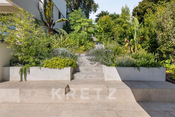 ANTIBES – MAISON D'ARCHITECTE AVEC PISCINE, JARDIN EXOTIQUE ET APERÇU MER