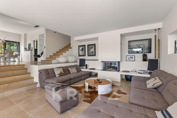 ANTIBES – MAISON D'ARCHITECTE AVEC PISCINE, JARDIN EXOTIQUE ET APERÇU MER