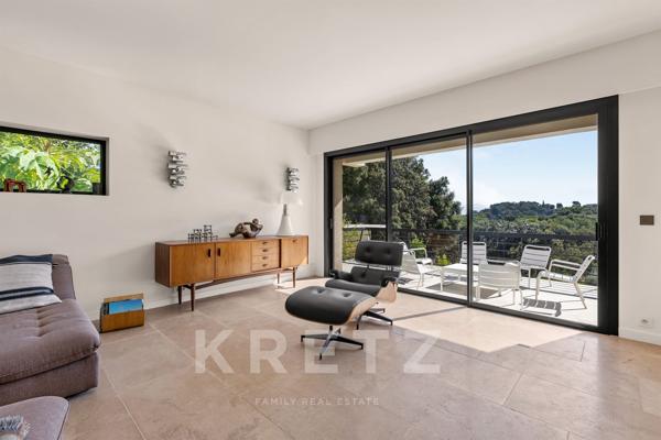 ANTIBES – MAISON D'ARCHITECTE AVEC PISCINE, JARDIN EXOTIQUE ET APERÇU MER