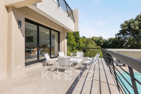 ANTIBES – MAISON D'ARCHITECTE AVEC PISCINE, JARDIN EXOTIQUE ET APERÇU MER