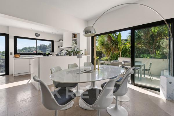 ANTIBES – MAISON D'ARCHITECTE AVEC PISCINE, JARDIN EXOTIQUE ET APERÇU MER