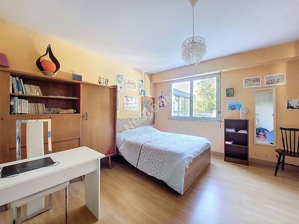 Nantes Jonelière : En vente ! Maison de 165m2, 5 chambres, vie de plain pied, grenier aménageable. Jardin clos + 300 m² !