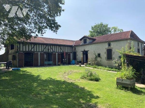 Secteur MARCIAC, corps de ferme en L restauré sur un terrain de 4800m² arboré.