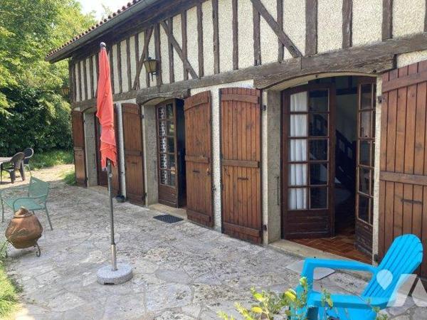 Secteur MARCIAC, corps de ferme en L restauré sur un terrain de 4800m² arboré.