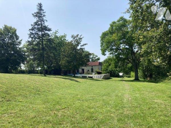 Secteur MARCIAC, corps de ferme en L restauré sur un terrain de 4800m² arboré.