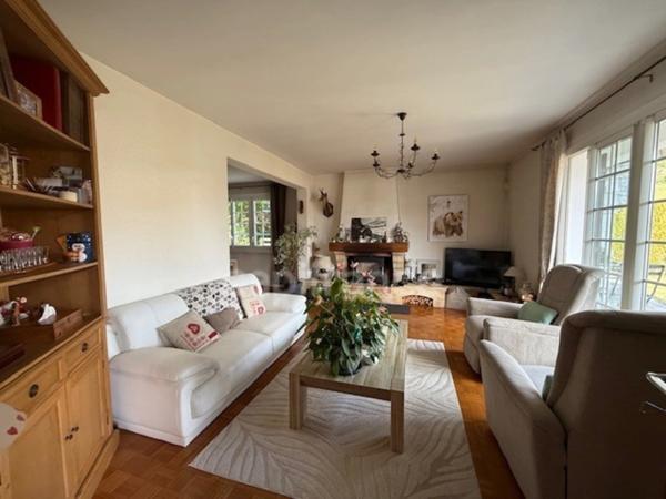 SUPERBE VILLA EN POSITION DOMINANTE