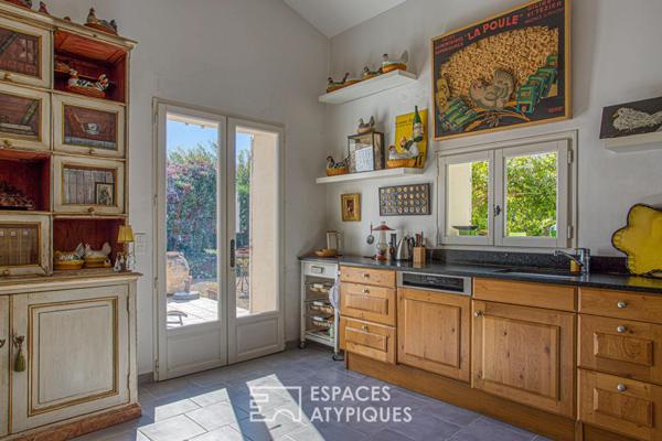 Corps de ferme rénové avec jardin verdoyant et dépendances