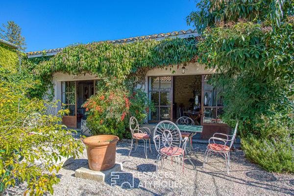Corps de ferme rénové avec jardin verdoyant et dépendances