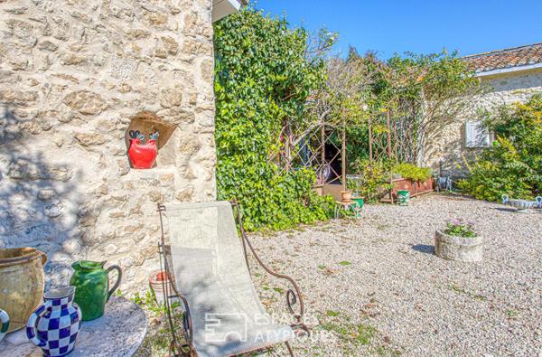 Corps de ferme rénové avec jardin verdoyant et dépendances
