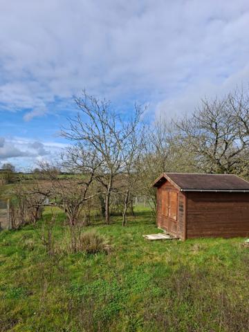 Maison de village à réfraichir, 5 min écoles college, péage, et gare Sncf, 35 min le Mans, 15 min ALENCON avec  jardinet