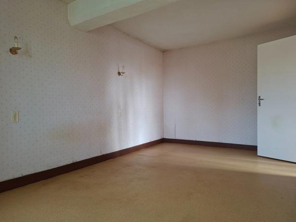 Maison de village à réfraichir, 5 min écoles college, péage, et gare Sncf, 35 min le Mans, 15 min ALENCON avec  jardinet