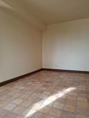 Maison de village à réfraichir, 5 min écoles college, péage, et gare Sncf, 35 min le Mans, 15 min ALENCON avec  jardinet