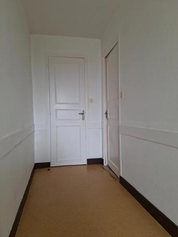 Maison de village à réfraichir, 5 min écoles college, péage, et gare Sncf, 35 min le Mans, 15 min ALENCON avec  jardinet