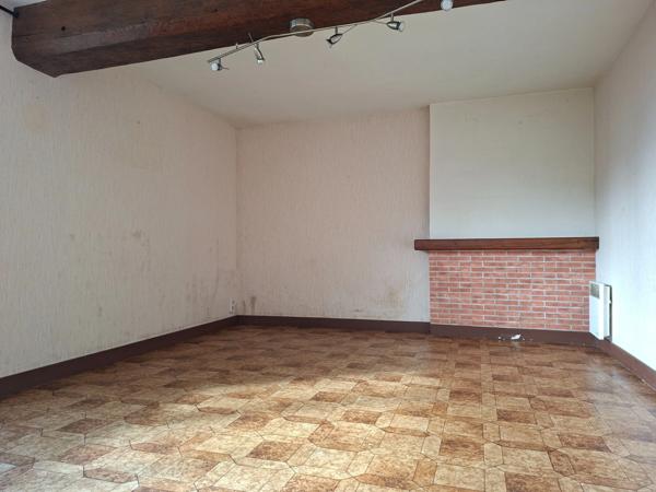 Maison de village à réfraichir, 5 min écoles college, péage, et gare Sncf, 35 min le Mans, 15 min ALENCON avec  jardinet
