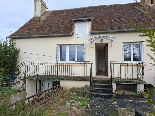 Maison de village à réfraichir, 5 min écoles college, péage, et gare Sncf, 35 min le Mans, 15 min ALENCON avec  jardinet