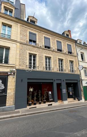 Bel immeuble ancien, en excellent état, idéalement situé à proximité du Château de Caen, du Quartier du Vaugueux et du port.

Cet immeuble de caractère, bien entretenu, comprend une partie commerciale (rez de chaussée et 1er étage) et une partie habitation (2ème étage et Combles). 
L'ensemble est actuellement loué à un seul locataire dans le cadre d'un bail en cours jusqu'au 30/06/2034.

•	Rez de Chaussée : Grande Salle de restaurant avec bar, cuisine professionnelle, sanitaires et terrasse, l'ensemble sur environ 200m².
•	1er étage : Salle de restaurant d'environ 50 m², terrasse d'environ 40 m² et sanitaire.
•	2e étage : Partie habitation d'environ 50 m² comprenant 5 pièces, salle d'eau et WC.
•	Combles : Partie habitation d'environ 50 m² au sol avec grande pièce et salle d'eau.
•	Sous-sol : Cave à vin, grand dégagement et local pour chambre froide.

Loyer annuel : 43 200 € HT
Taxe foncière à la charge du locataire.

Un investissement patrimonial de qualité, avec locataire en place et revenus locatifs immédiats, au cœur d'un secteur recherché de Caen.