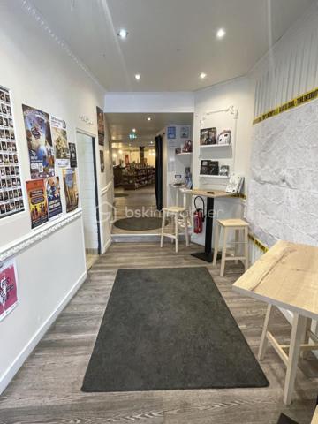 Bel immeuble ancien, en excellent état, idéalement situé à proximité du Château de Caen, du Quartier du Vaugueux et du port.

Cet immeuble de caractère, bien entretenu, comprend une partie commerciale (rez de chaussée et 1er étage) et une partie habitation (2ème étage et Combles). 
L'ensemble est actuellement loué à un seul locataire dans le cadre d'un bail en cours jusqu'au 30/06/2034.

•	Rez de Chaussée : Grande Salle de restaurant avec bar, cuisine professionnelle, sanitaires et terrasse, l'ensemble sur environ 200m².
•	1er étage : Salle de restaurant d'environ 50 m², terrasse d'environ 40 m² et sanitaire.
•	2e étage : Partie habitation d'environ 50 m² comprenant 5 pièces, salle d'eau et WC.
•	Combles : Partie habitation d'environ 50 m² au sol avec grande pièce et salle d'eau.
•	Sous-sol : Cave à vin, grand dégagement et local pour chambre froide.

Loyer annuel : 43 200 € HT
Taxe foncière à la charge du locataire.

Un investissement patrimonial de qualité, avec locataire en place et revenus locatifs immédiats, au cœur d'un secteur recherché de Caen.