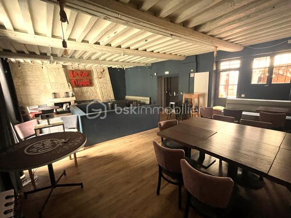 Bel immeuble ancien, en excellent état, idéalement situé à proximité du Château de Caen, du Quartier du Vaugueux et du port.

Cet immeuble de caractère, bien entretenu, comprend une partie commerciale (rez de chaussée et 1er étage) et une partie habitation (2ème étage et Combles). 
L'ensemble est actuellement loué à un seul locataire dans le cadre d'un bail en cours jusqu'au 30/06/2034.

•	Rez de Chaussée : Grande Salle de restaurant avec bar, cuisine professionnelle, sanitaires et terrasse, l'ensemble sur environ 200m².
•	1er étage : Salle de restaurant d'environ 50 m², terrasse d'environ 40 m² et sanitaire.
•	2e étage : Partie habitation d'environ 50 m² comprenant 5 pièces, salle d'eau et WC.
•	Combles : Partie habitation d'environ 50 m² au sol avec grande pièce et salle d'eau.
•	Sous-sol : Cave à vin, grand dégagement et local pour chambre froide.

Loyer annuel : 43 200 € HT
Taxe foncière à la charge du locataire.

Un investissement patrimonial de qualité, avec locataire en place et revenus locatifs immédiats, au cœur d'un secteur recherché de Caen.