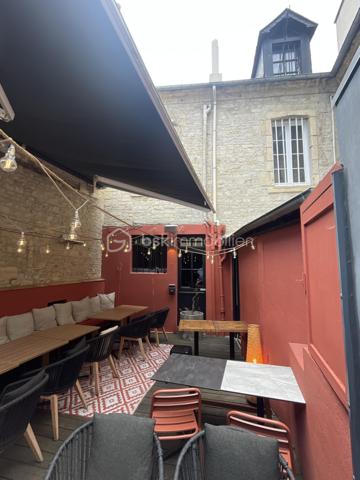 Bel immeuble ancien, en excellent état, idéalement situé à proximité du Château de Caen, du Quartier du Vaugueux et du port.

Cet immeuble de caractère, bien entretenu, comprend une partie commerciale (rez de chaussée et 1er étage) et une partie habitation (2ème étage et Combles). 
L'ensemble est actuellement loué à un seul locataire dans le cadre d'un bail en cours jusqu'au 30/06/2034.

•	Rez de Chaussée : Grande Salle de restaurant avec bar, cuisine professionnelle, sanitaires et terrasse, l'ensemble sur environ 200m².
•	1er étage : Salle de restaurant d'environ 50 m², terrasse d'environ 40 m² et sanitaire.
•	2e étage : Partie habitation d'environ 50 m² comprenant 5 pièces, salle d'eau et WC.
•	Combles : Partie habitation d'environ 50 m² au sol avec grande pièce et salle d'eau.
•	Sous-sol : Cave à vin, grand dégagement et local pour chambre froide.

Loyer annuel : 43 200 € HT
Taxe foncière à la charge du locataire.

Un investissement patrimonial de qualité, avec locataire en place et revenus locatifs immédiats, au cœur d'un secteur recherché de Caen.