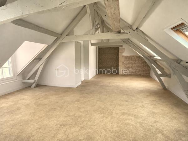 Bel immeuble ancien, en excellent état, idéalement situé à proximité du Château de Caen, du Quartier du Vaugueux et du port.

Cet immeuble de caractère, bien entretenu, comprend une partie commerciale (rez de chaussée et 1er étage) et une partie habitation (2ème étage et Combles). 
L'ensemble est actuellement loué à un seul locataire dans le cadre d'un bail en cours jusqu'au 30/06/2034.

•	Rez de Chaussée : Grande Salle de restaurant avec bar, cuisine professionnelle, sanitaires et terrasse, l'ensemble sur environ 200m².
•	1er étage : Salle de restaurant d'environ 50 m², terrasse d'environ 40 m² et sanitaire.
•	2e étage : Partie habitation d'environ 50 m² comprenant 5 pièces, salle d'eau et WC.
•	Combles : Partie habitation d'environ 50 m² au sol avec grande pièce et salle d'eau.
•	Sous-sol : Cave à vin, grand dégagement et local pour chambre froide.

Loyer annuel : 43 200 € HT
Taxe foncière à la charge du locataire.

Un investissement patrimonial de qualité, avec locataire en place et revenus locatifs immédiats, au cœur d'un secteur recherché de Caen.