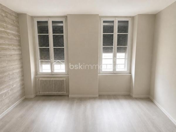 Bel immeuble ancien, en excellent état, idéalement situé à proximité du Château de Caen, du Quartier du Vaugueux et du port.

Cet immeuble de caractère, bien entretenu, comprend une partie commerciale (rez de chaussée et 1er étage) et une partie habitation (2ème étage et Combles). 
L'ensemble est actuellement loué à un seul locataire dans le cadre d'un bail en cours jusqu'au 30/06/2034.

•	Rez de Chaussée : Grande Salle de restaurant avec bar, cuisine professionnelle, sanitaires et terrasse, l'ensemble sur environ 200m².
•	1er étage : Salle de restaurant d'environ 50 m², terrasse d'environ 40 m² et sanitaire.
•	2e étage : Partie habitation d'environ 50 m² comprenant 5 pièces, salle d'eau et WC.
•	Combles : Partie habitation d'environ 50 m² au sol avec grande pièce et salle d'eau.
•	Sous-sol : Cave à vin, grand dégagement et local pour chambre froide.

Loyer annuel : 43 200 € HT
Taxe foncière à la charge du locataire.

Un investissement patrimonial de qualité, avec locataire en place et revenus locatifs immédiats, au cœur d'un secteur recherché de Caen.
