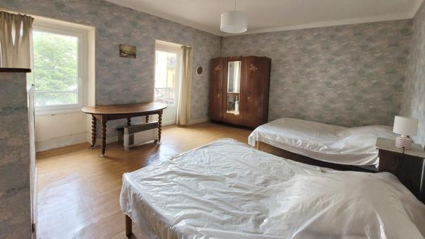 Embrun centre maison 76 m² sur 3 niveaux avec grande cave aménageable et terrasse