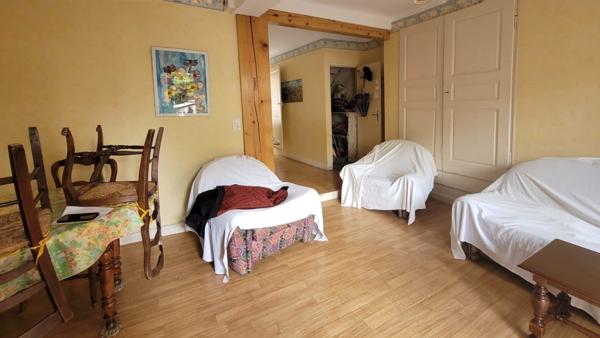 Embrun centre maison 76 m² sur 3 niveaux avec grande cave aménageable et terrasse