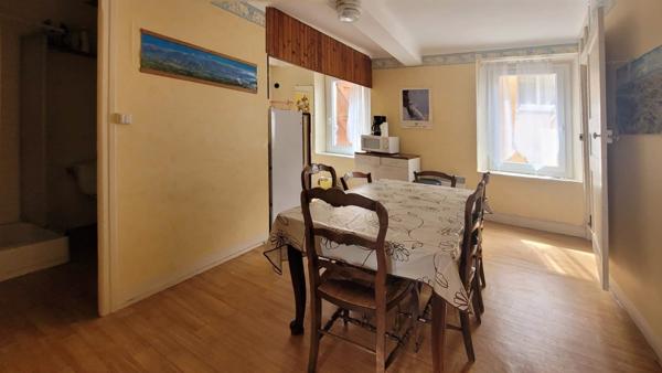 Embrun centre maison 76 m² sur 3 niveaux avec grande cave aménageable et terrasse