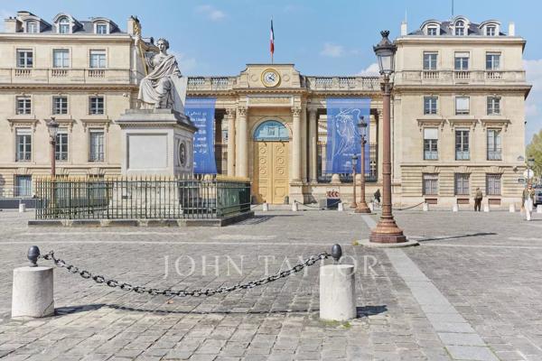 Place du Palais Bourbon - Dernier étage avec terrasse