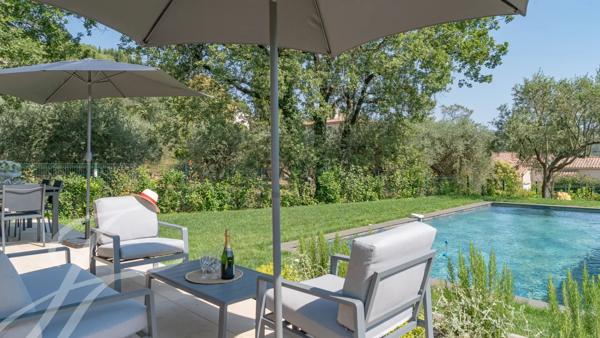 A pied du village de Valbonne, une villa à la rénovation exquise