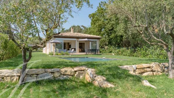A pied du village de Valbonne, une villa à la rénovation exquise
