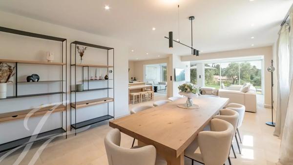 A pied du village de Valbonne, une villa à la rénovation exquise