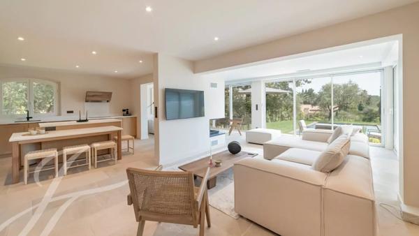 A pied du village de Valbonne, une villa à la rénovation exquise