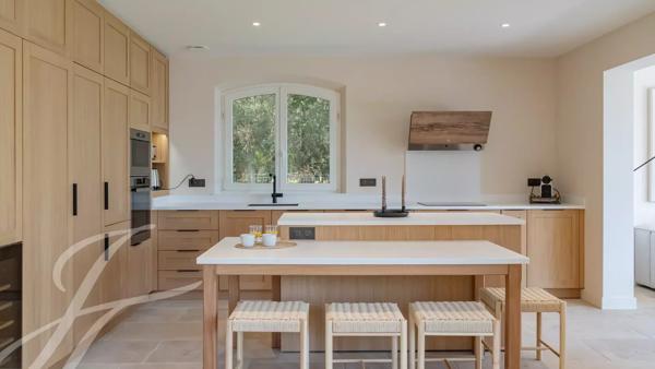A pied du village de Valbonne, une villa à la rénovation exquise