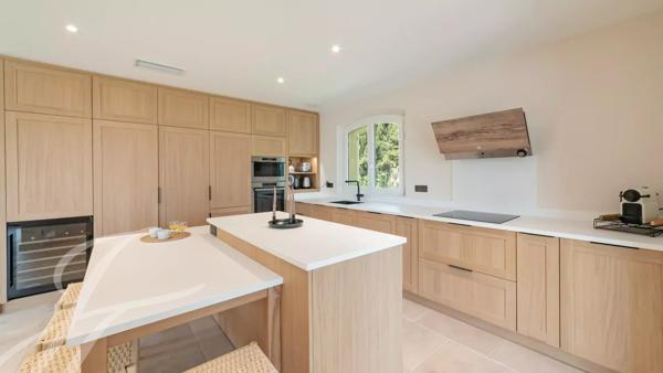 A pied du village de Valbonne, une villa à la rénovation exquise