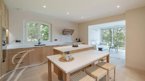 A pied du village de Valbonne, une villa à la rénovation exquise