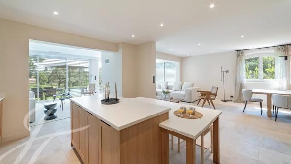 A pied du village de Valbonne, une villa à la rénovation exquise
