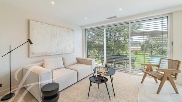 A pied du village de Valbonne, une villa à la rénovation exquise