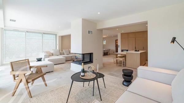 A pied du village de Valbonne, une villa à la rénovation exquise