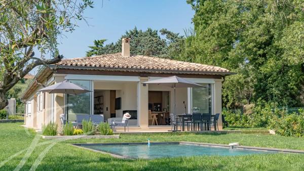 A pied du village de Valbonne, une villa à la rénovation exquise