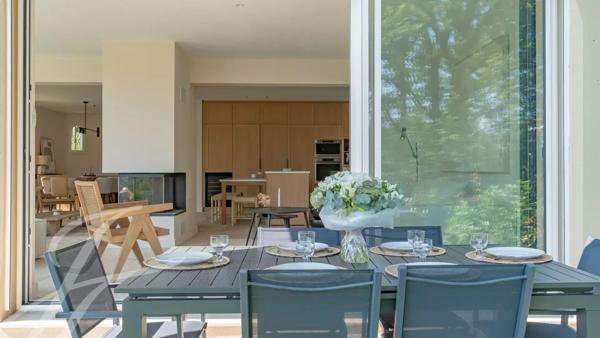A pied du village de Valbonne, une villa à la rénovation exquise