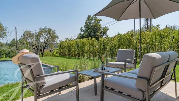 A pied du village de Valbonne, une villa à la rénovation exquise