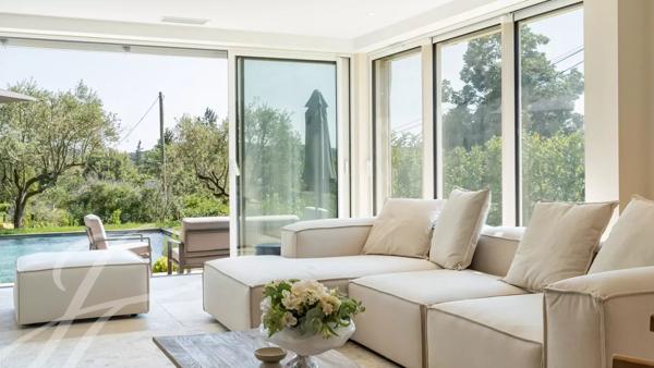 A pied du village de Valbonne, une villa à la rénovation exquise