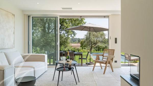 A pied du village de Valbonne, une villa à la rénovation exquise